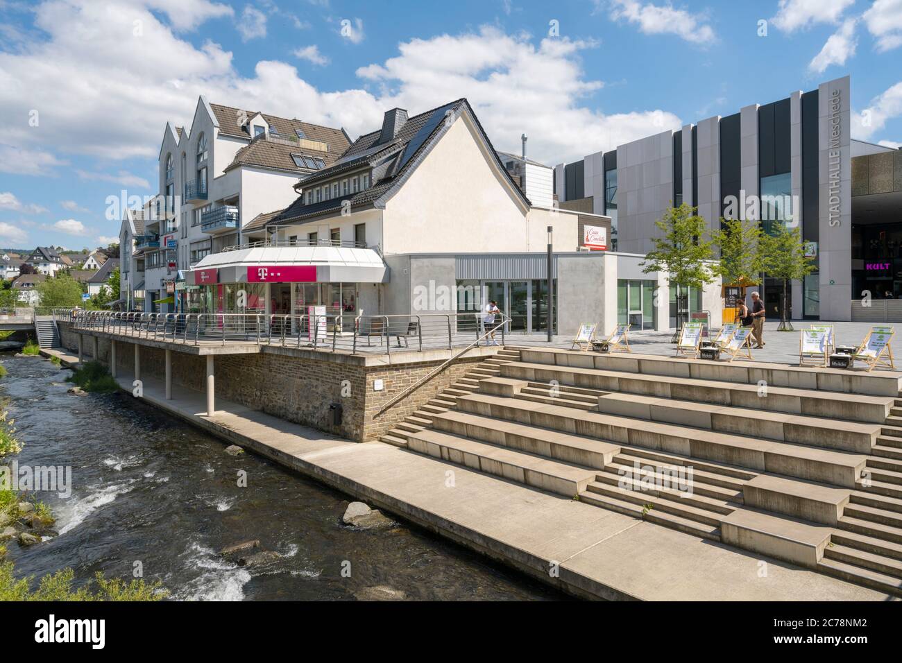 Deutschland, Nordrhein-Westfalen, Hochsauerlandkreis, Meschede, Architektur an der Henne (Winziger Platz) mit Stadthalle Stock Photo