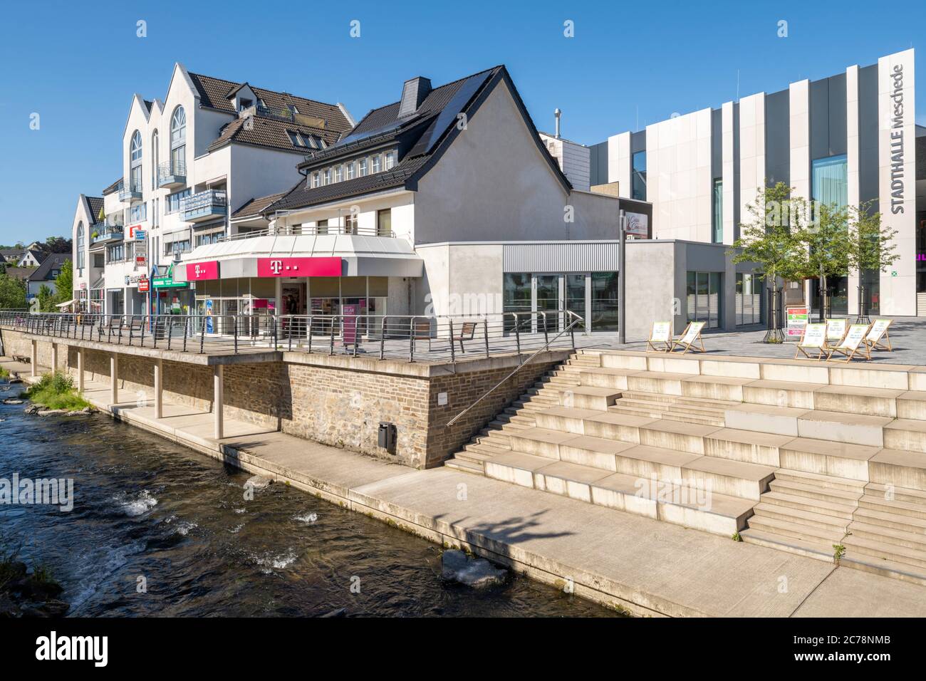 Deutschland, Nordrhein-Westfalen, Hochsauerlandkreis, Meschede, Architektur an der Henne (Winziger Platz) mit Stadthalle Stock Photo