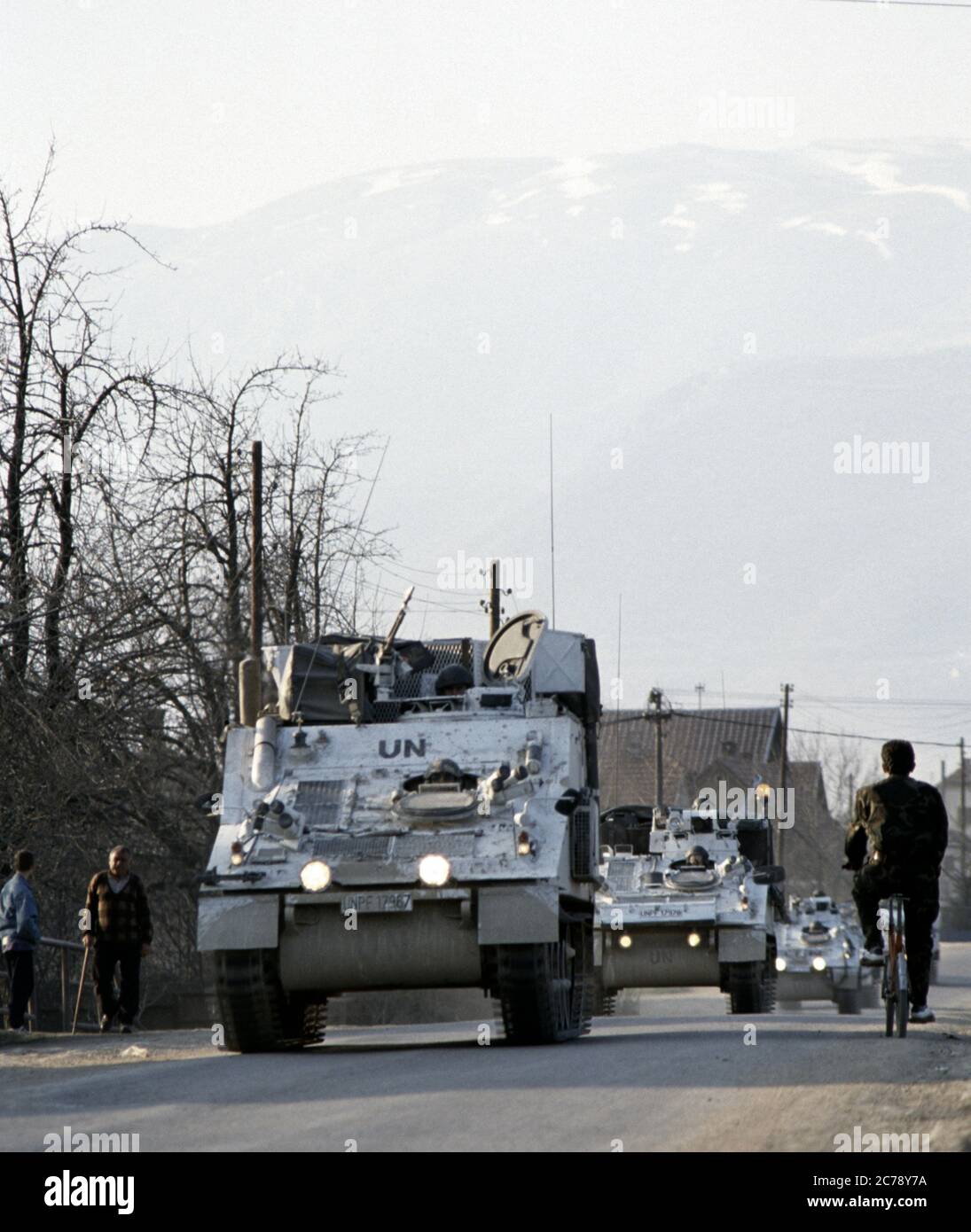 14th March 1994 During the war in Bosnia: an armoured column of the Light Dragoons approaches the British base in Bila, just outside Vitez. Stock Photo