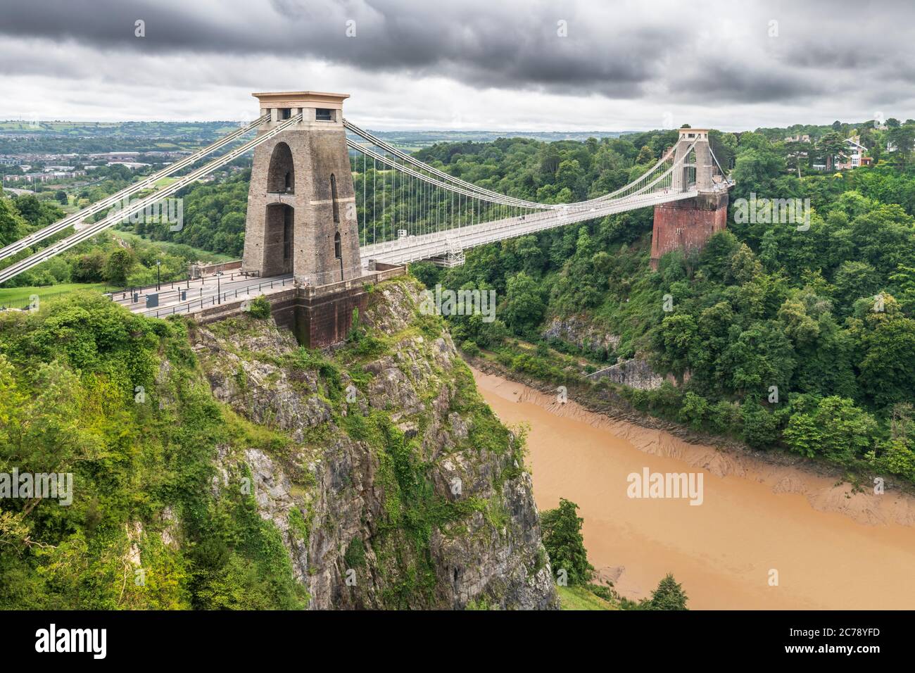 The Clifton Suspension Bridge is a suspension bridge spanning the Avon Gorge and the River Avon, linking Clifton in Bristol to Leigh Woods in North So Stock Photo