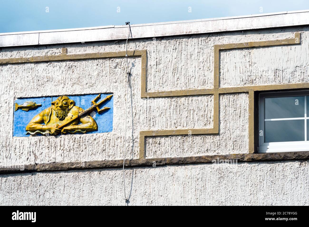 Dortmund, 15.7.2020: Hakenkreuz-Symbole als Verzierung an der Aussenfassade des Dortmunder Freibades Volkspark (Volksbad). Das Dortmunder Volksbad wurde vom Architekten Hans Strobel entworfen und 1927 eröffnet. Es steht seit 2007 unter Denkmalschutz. Nazi-Symbole sind in Deutschland verboten.  ---   Dortmund, July 15th, 2020: Swastika symbols as decoration on the outer facade of the Dortmund public pool Volkspark (Volksbad). The Dortmund Volksbad was designed by architect Hans Strobel and opened in 1927. It has been a listed building since 2007. Nazi symbols are prohibited in Germany. Stock Photo