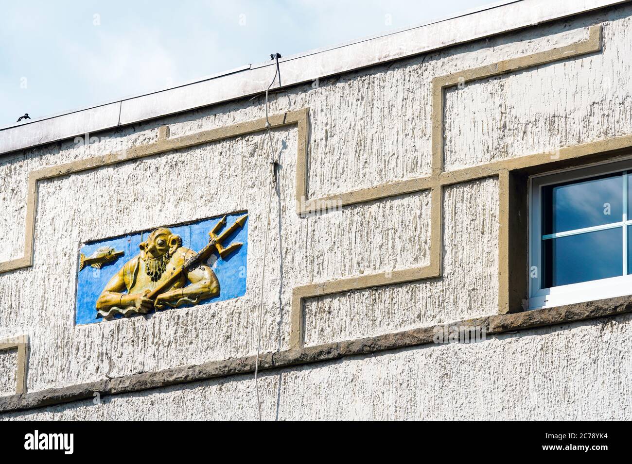 Dortmund, 15.7.2020: Hakenkreuz-Symbole als Verzierung an der Aussenfassade des Dortmunder Freibades Volkspark (Volksbad). Das Dortmunder Volksbad wurde vom Architekten Hans Strobel entworfen und 1927 eröffnet. Es steht seit 2007 unter Denkmalschutz. Nazi-Symbole sind in Deutschland verboten.  ---   Dortmund, July 15th, 2020: Swastika symbols as decoration on the outer facade of the Dortmund public pool Volkspark (Volksbad). The Dortmund Volksbad was designed by architect Hans Strobel and opened in 1927. It has been a listed building since 2007. Nazi symbols are prohibited in Germany. Stock Photo