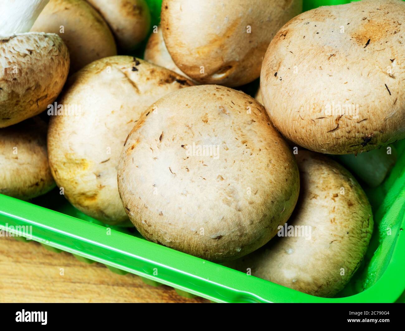 Punnet of chestnut mushrooms from a supermarket Stock Photo