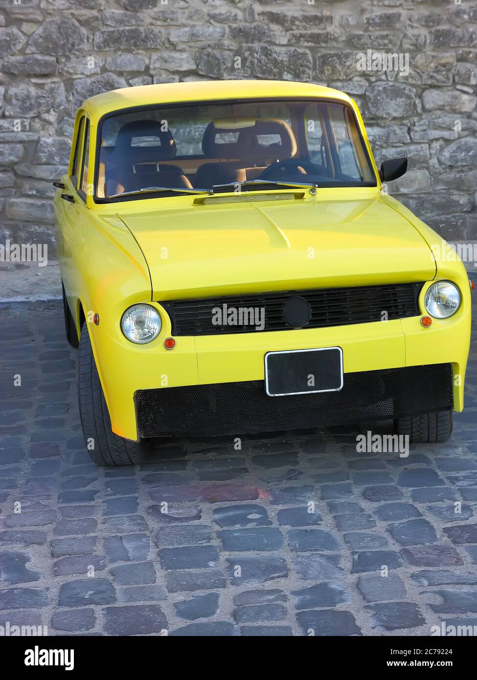 Vintage yellow sports car hi-res stock photography and images - Alamy