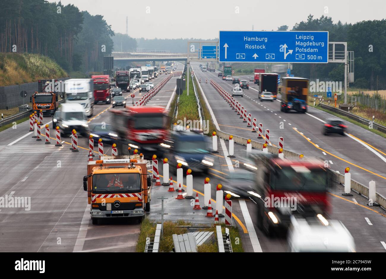 15 July 2020, Brandenburg, Oberkrämer: Traffic on the A10 is being diverted  for construction work. Due to the planned six-lane expansion of the Berliner  Ring (A10), there will be repeated closures until