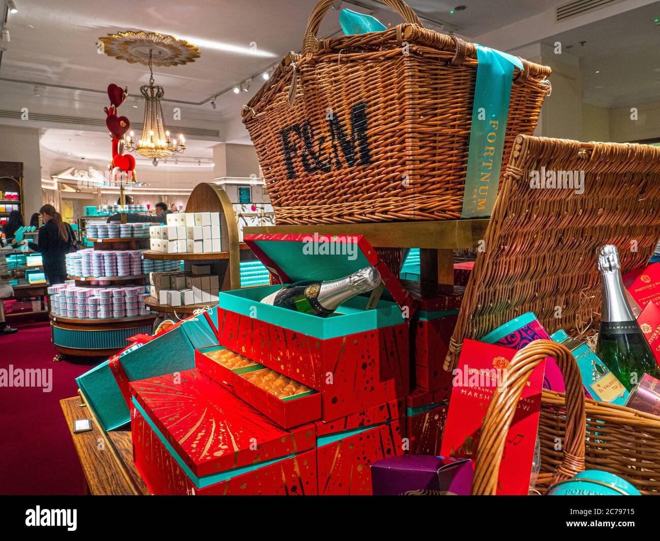 Fortnum Mason Hamper High Resolution Stock Photography And Images Alamy Fortnum Mason Hamper High Resolution Stock Photography And Images Alamy