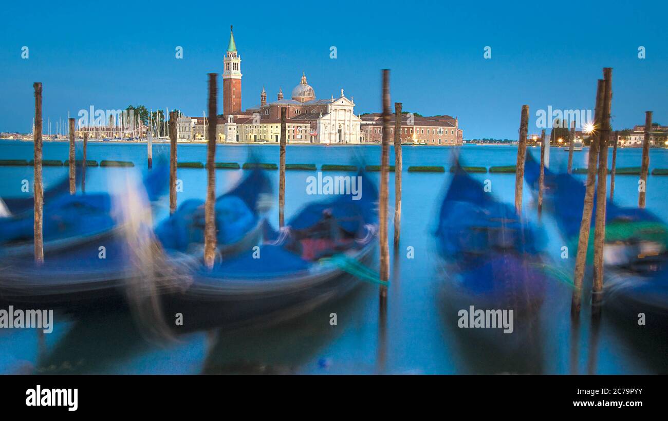Rialto bridge at blue hour hi-res stock photography and images - Alamy
