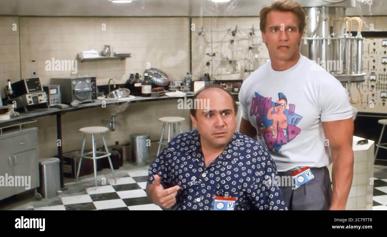 Usa Arnold Schwarzenegger And Danny Devito In A Scene From The