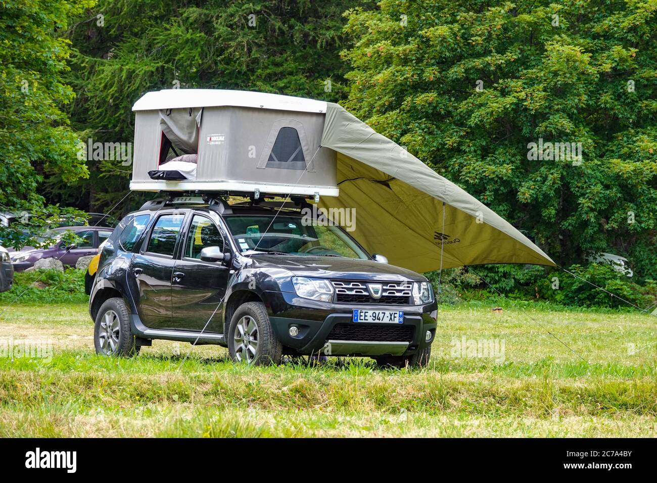 Tent on top of Dacia Duster car, Campers camping in the granite valley of  Ailefroide, near, Briancon, in the Ecrins National Park, France Stock Photo  - Alamy
