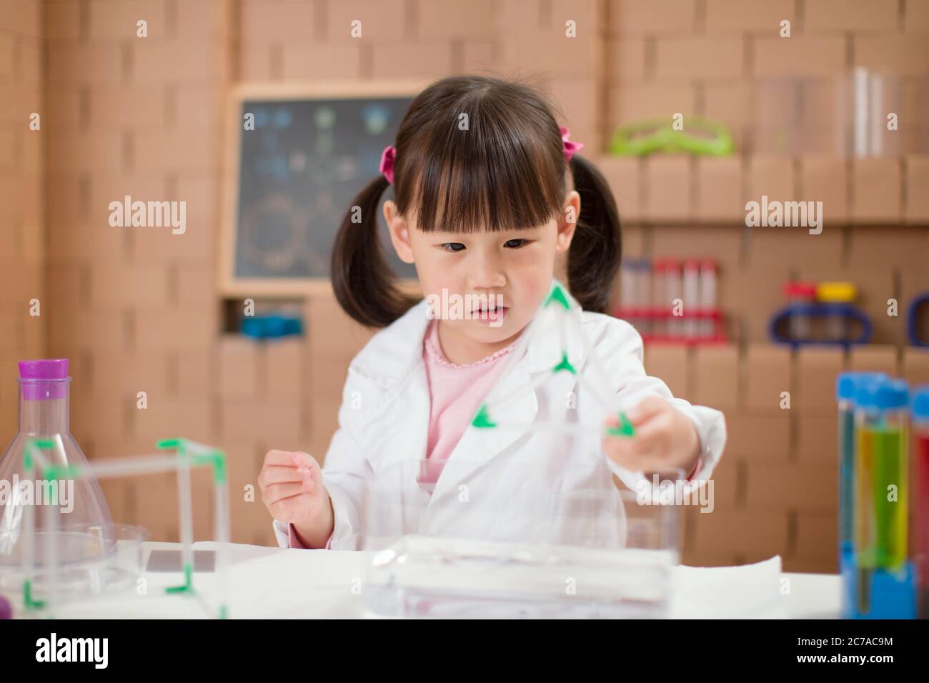 Experiment Play toddler girl play science experiments for homeschooling Stock Photo - Alamy