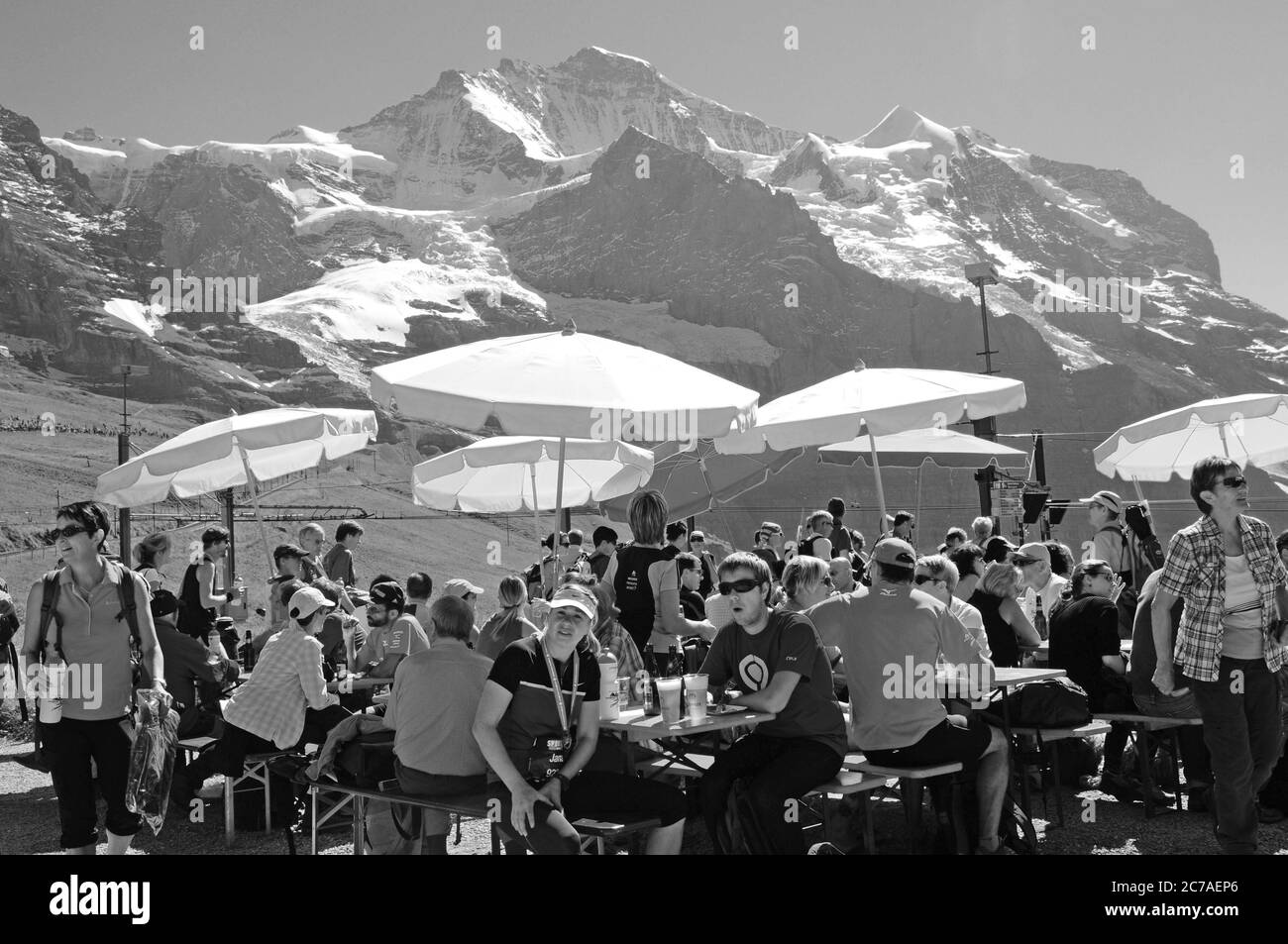 Touristen und Sportler verpflegen sich auf der KleineScheidegg am Fusse von Eiger, Mönch und Jungfrau am Jungfraujoch-Marathon | Tourists at the Klein Stock Photo