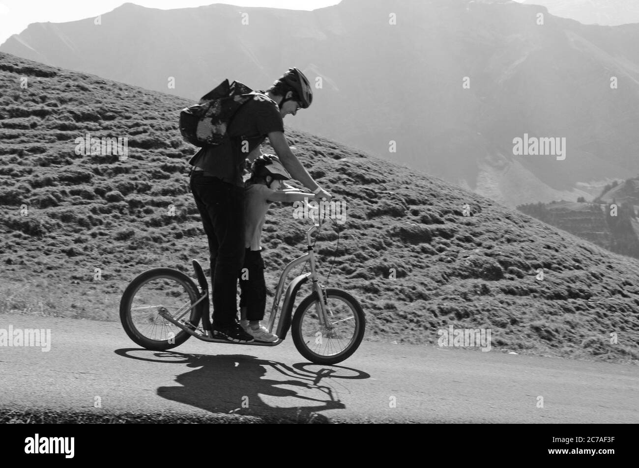 Das macht Spass: Eine Trotinett-Abfahrt auf der Sillerenbühl in Adelboden im Berner Oberland | That's fun: Trotinett downhill driving at Sillerenbühl, Stock Photo