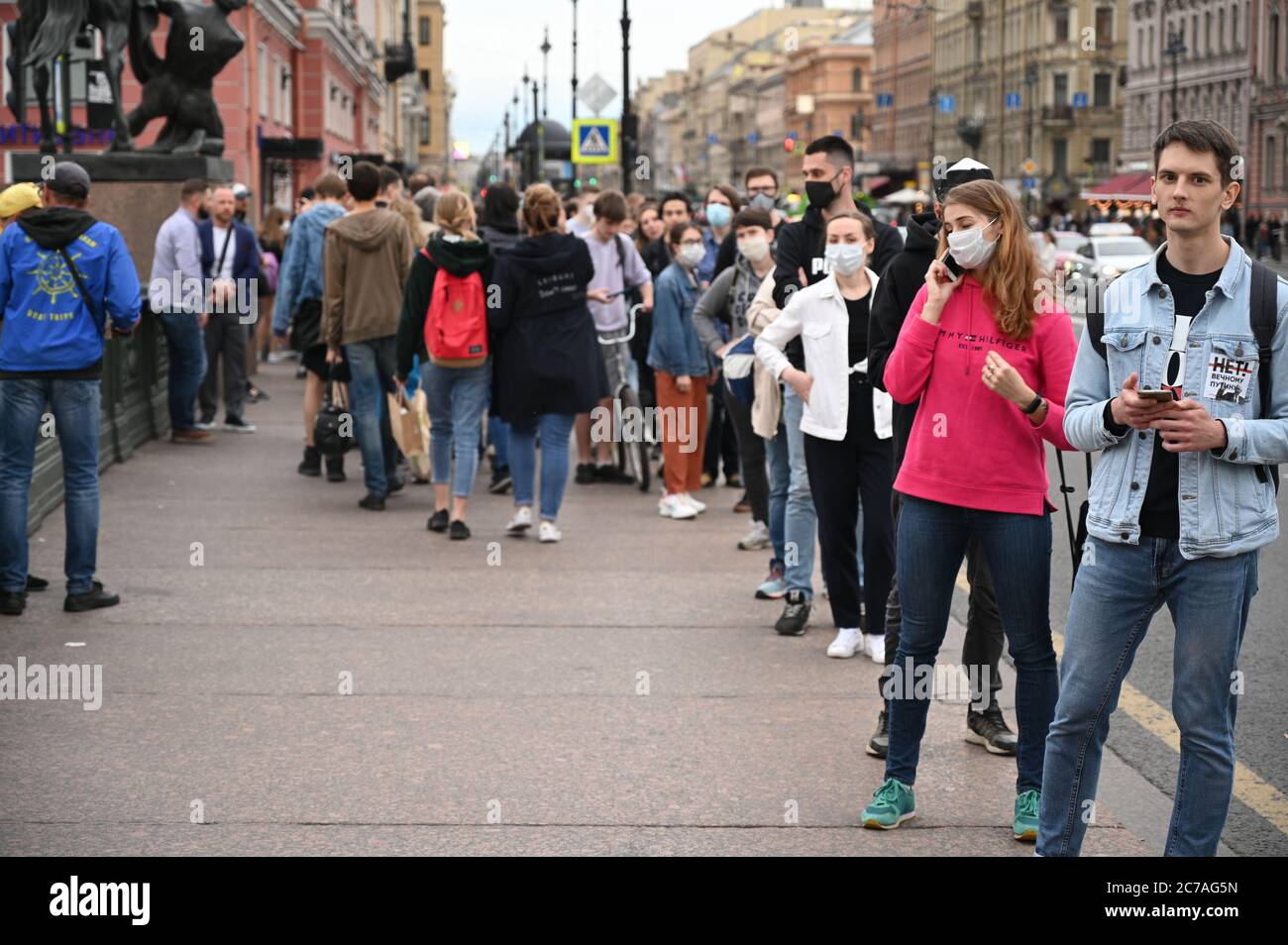 Queue here sign hi-res stock photography and images - Alamy