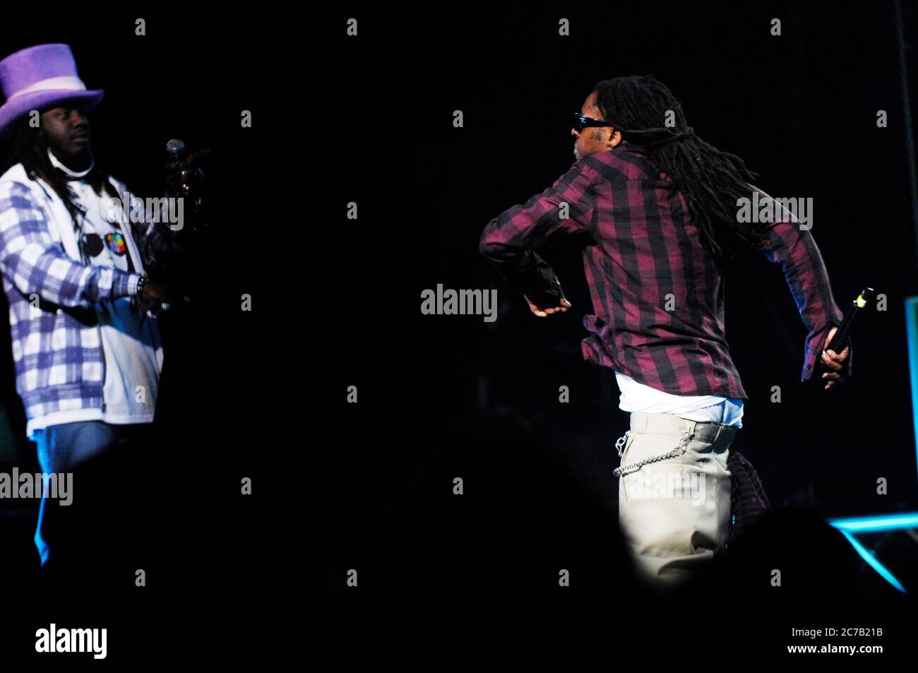 Rappers Lil' Wayne (r) and T-Pain perform at the Gibson Amphitheater in ...