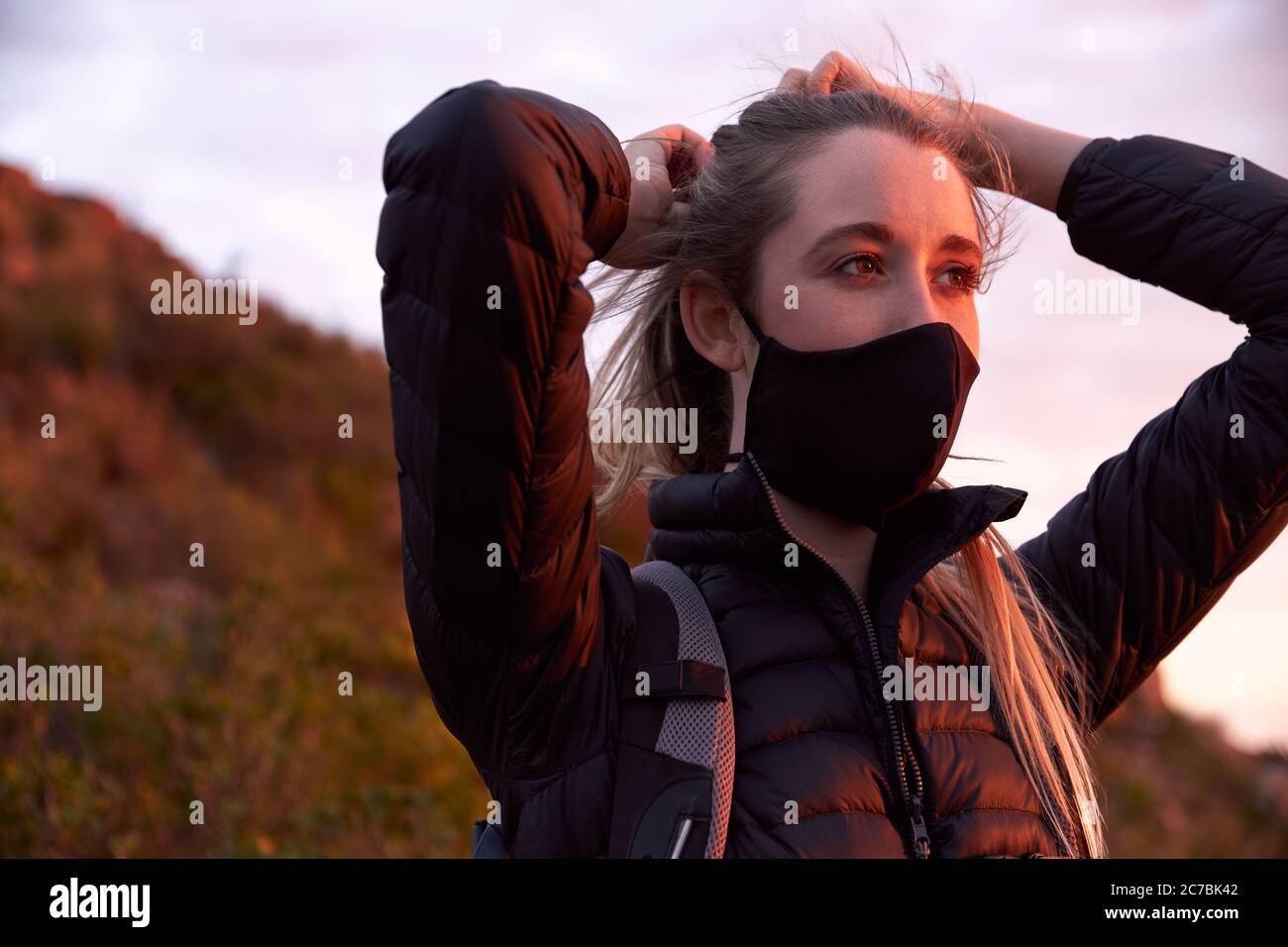 Woman on top of mountain sunset hi-res stock photography and images - Alamy