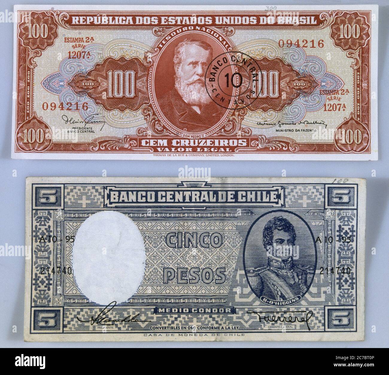 BILLETES DE CINCO PESOS CHILENOS Y DE CIEN CRUZEIROS BRASILEÑOS- ANVERSO. BERNARDO O'HIGGINS. OHIGGINS BERNARDO. PEDRO II EMPERADOR DE BRASIL. Stock Photo