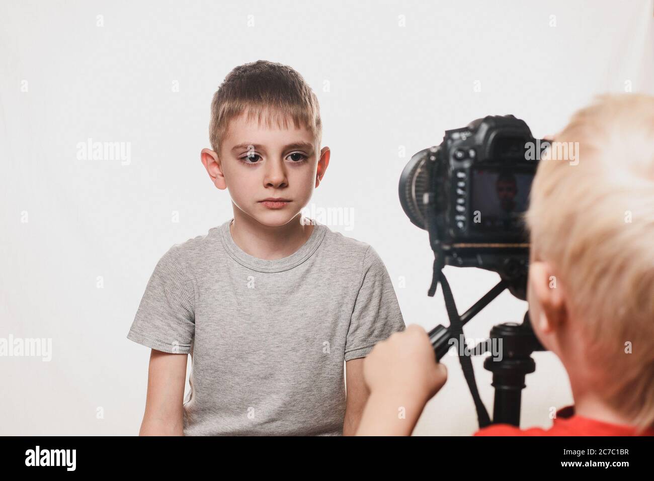 Молодые на камеру с разговорами. Мальчик блоггер с камерой. Мальчики интервью. Интервью у юноши. Интервью фотоаппарат.