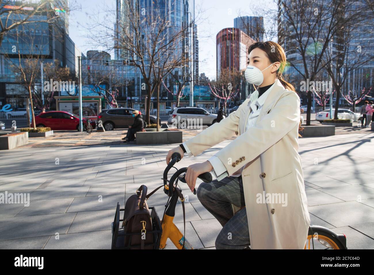 Wearing a mask of the young woman sharing bike riding Stock Photo - Alamy