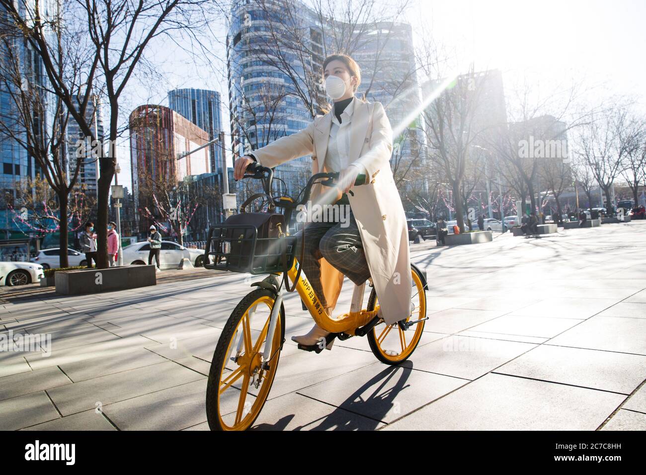 Wearing a mask of the young woman sharing bike riding Stock Photo - Alamy