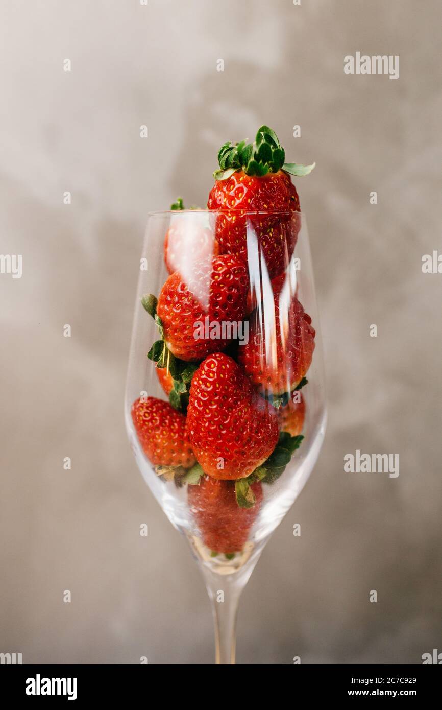 Fresh whole strawberries glass hi-res stock photography and images - Alamy