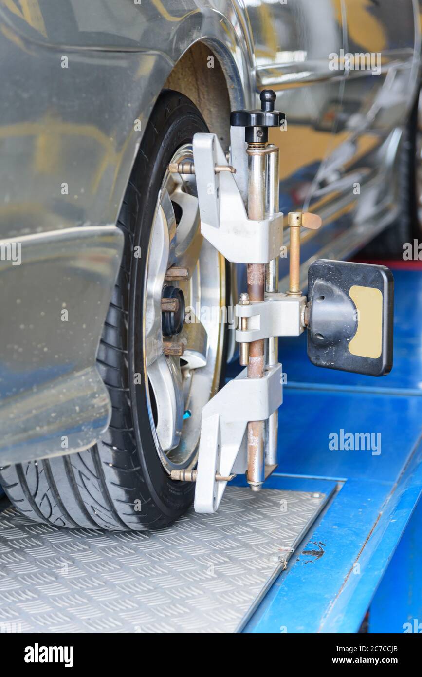 Balancing center wheel of car / Suspension Alignment Stock Photo Alamy