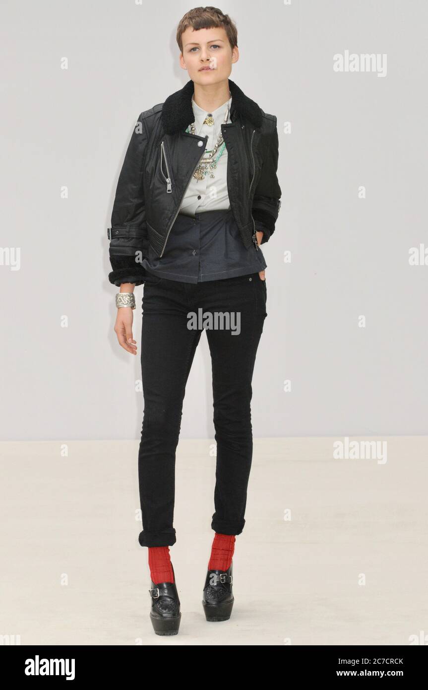 Nina Porter, model. Burberry Prorsum Fashion Show, London. UK Stock Photo -  Alamy