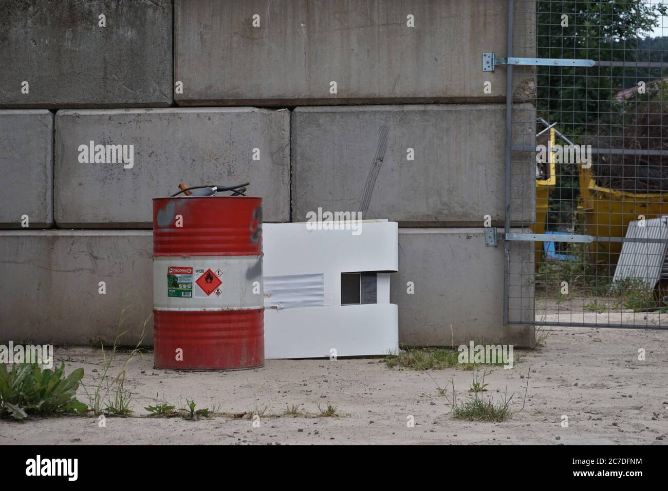 Rotes Fass vor Betonwand Stock Photo
