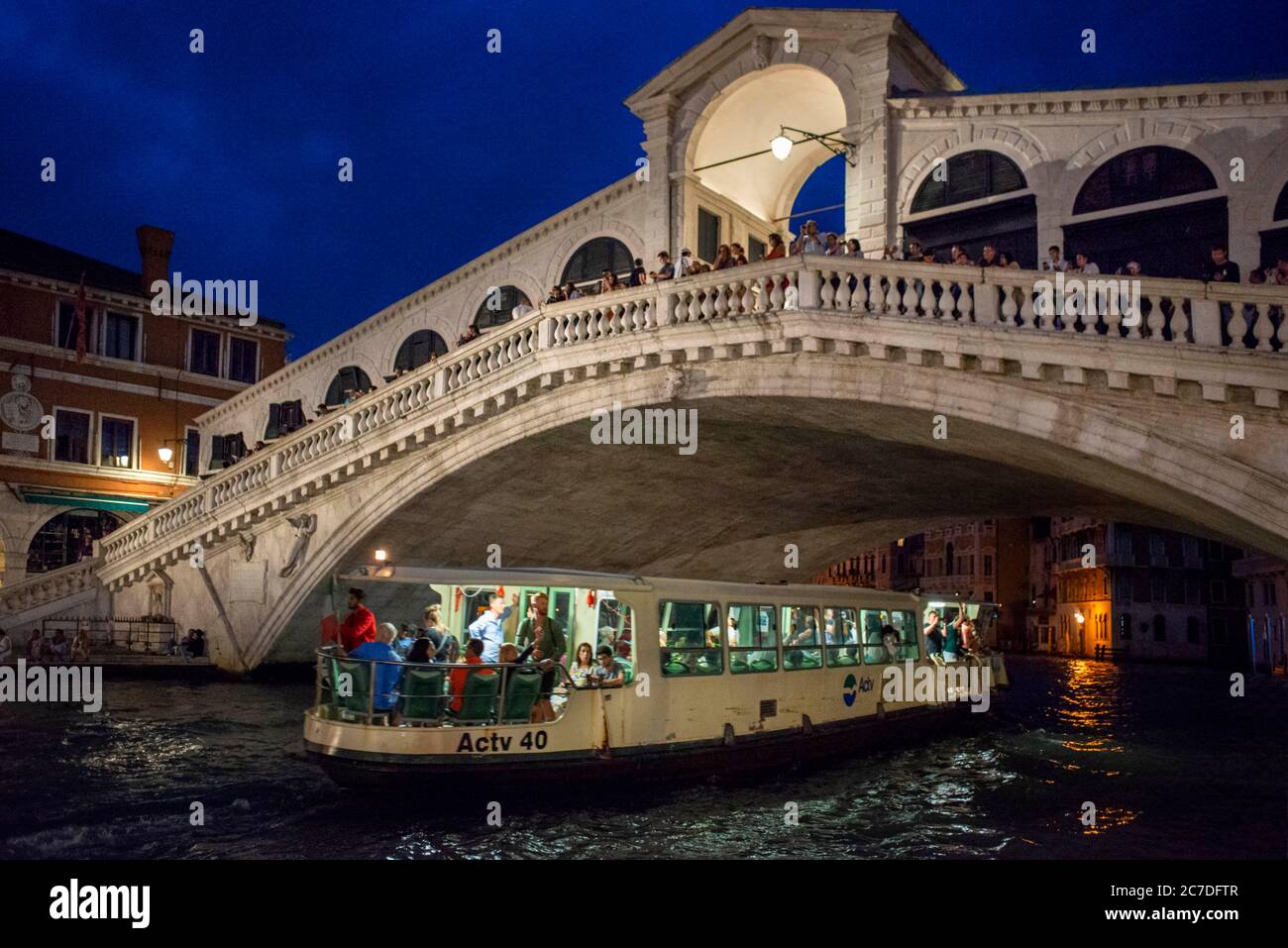 Rialto bridge. Gondolas, with tourists, on the Grand Canal, next to the Fondamenta del Vin, Venice, UNESCO, Veneto, Italy, Europe Stock Photo