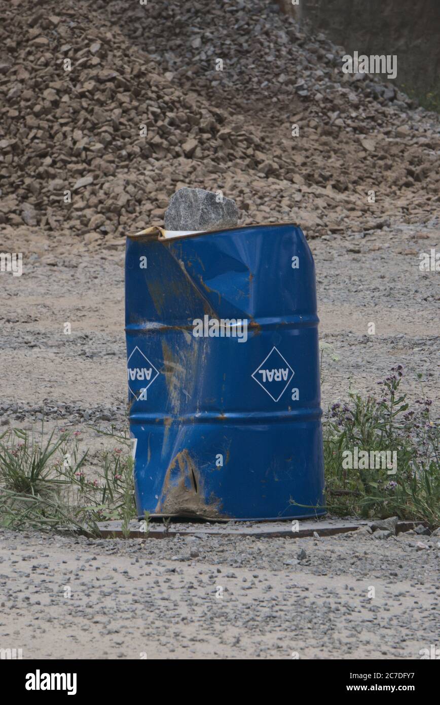 Blaues Aral Fass mit Steinen im Hintergrund Stock Photo