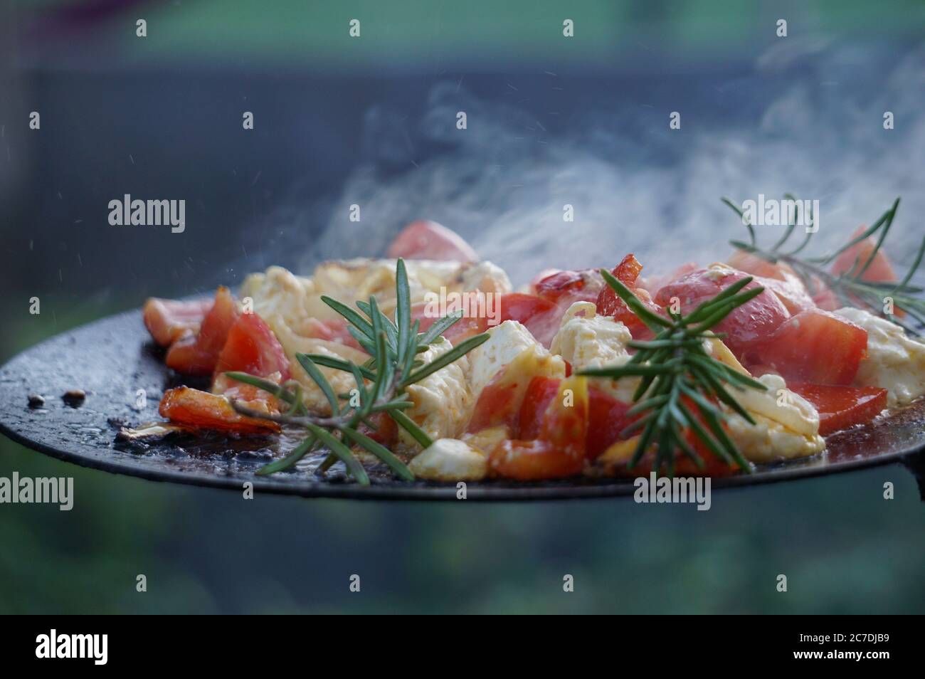 Tomaten, Schafskäse und Rosmarin in der Pfanne Stock Photo