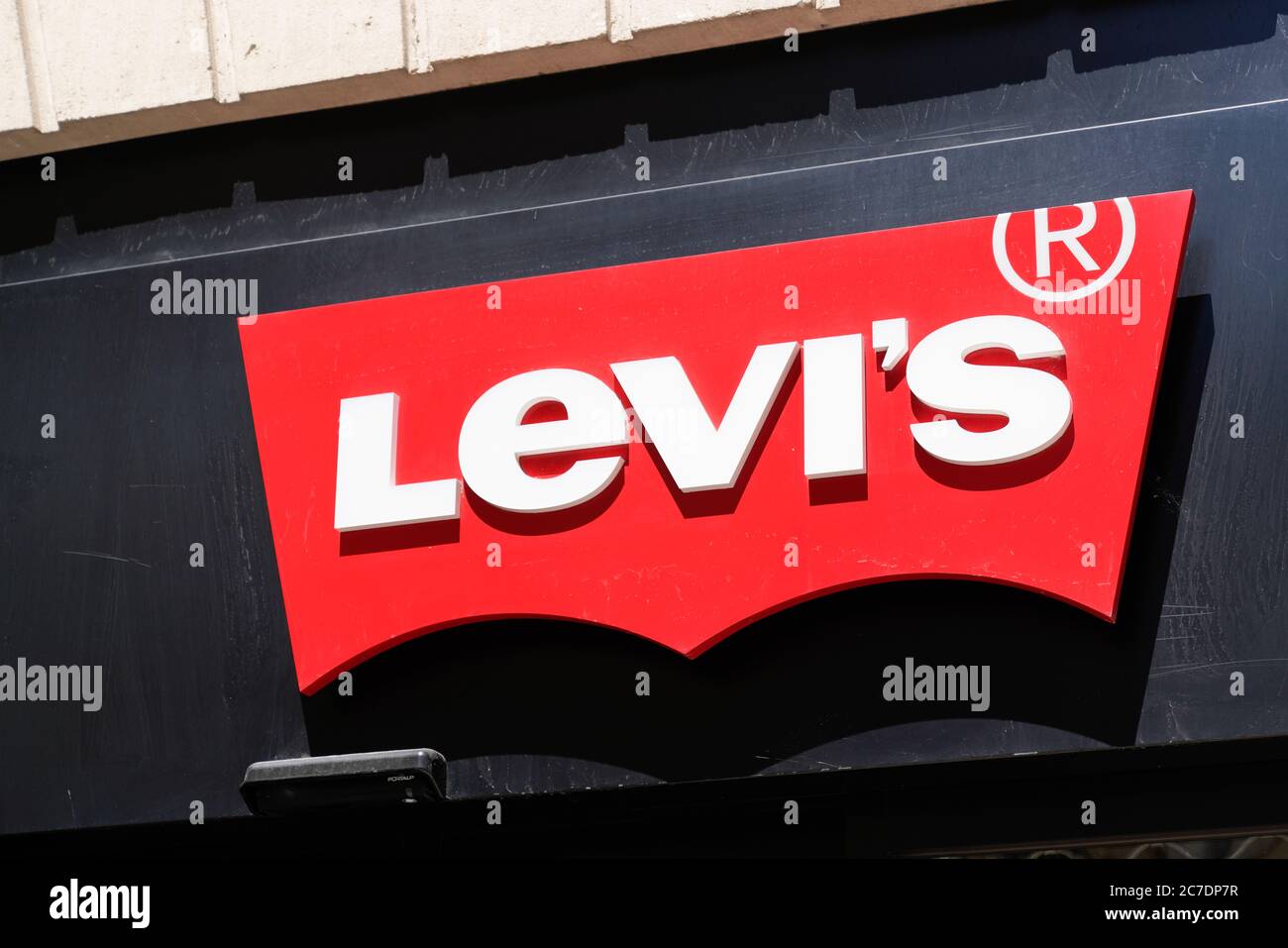 Bordeaux , Aquitaine / France - 07 07 2020 : Levi's logo red sign of Jeans levis  store of clothing fashion levi strauss retail shop Stock Photo - Alamy