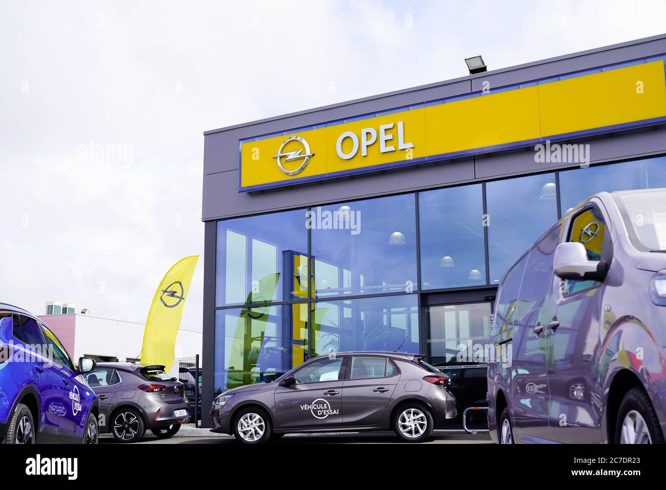 Bordeaux , Aquitaine / France - 07 07 2020 : opel store dealership with  yellow car sign logo of german shop automobile manufacturer Stock Photo -  Alamy