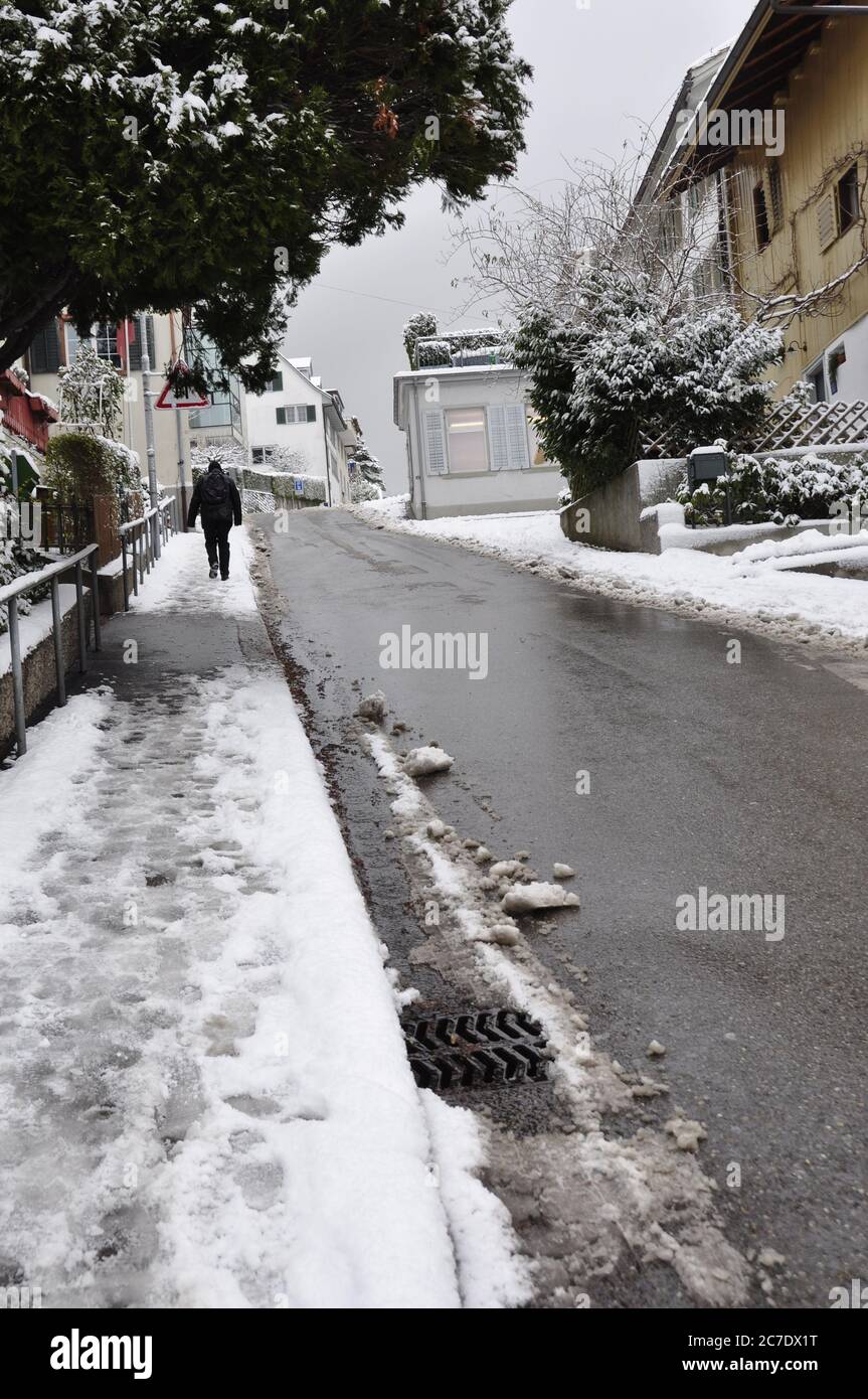 Rutschgefahr auf dem Gehsteig/Trottoir, dafür gesalzene Strassen am Steilhang von Zürich Stock Photo