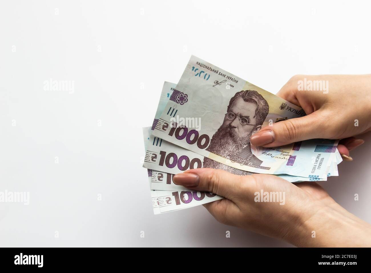 5000 гривен купюра. 1000 грн в руках. 1000 гривен. 1000 грн фото. Пять тысяч гривен.