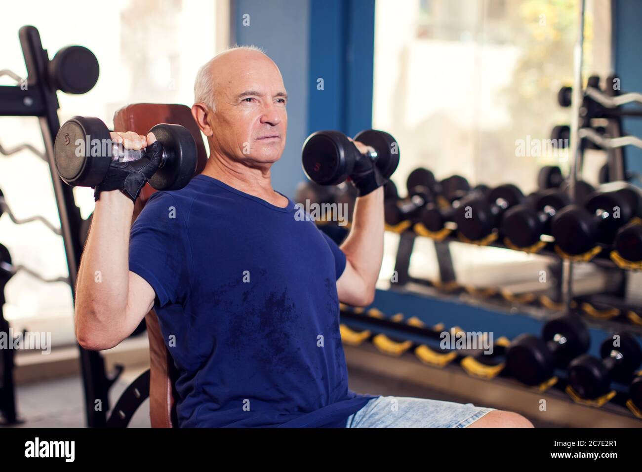 Strong old man weight hi-res stock photography and images - Page 3