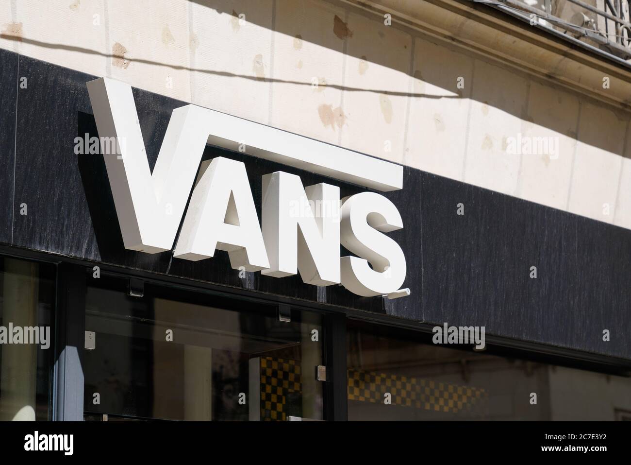 Bordeaux , Aquitaine / France - 07 07 2020 : vans shop brand logo and text  sign on fashion store Stock Photo - Alamy