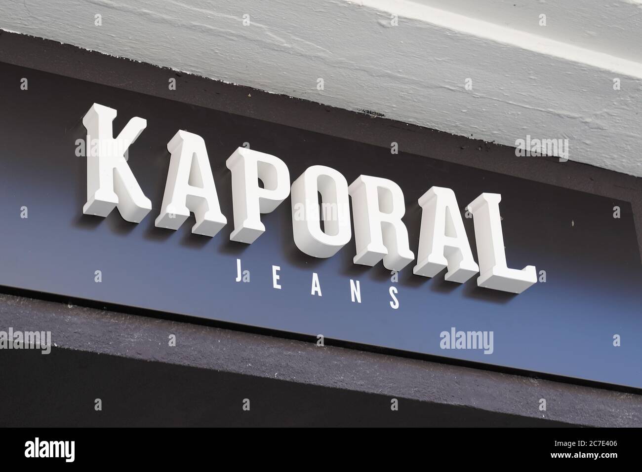 Bordeaux , Aquitaine / France - 07 07 2020 : Kaporal jeans logo sign for  fashion store wall store Stock Photo - Alamy