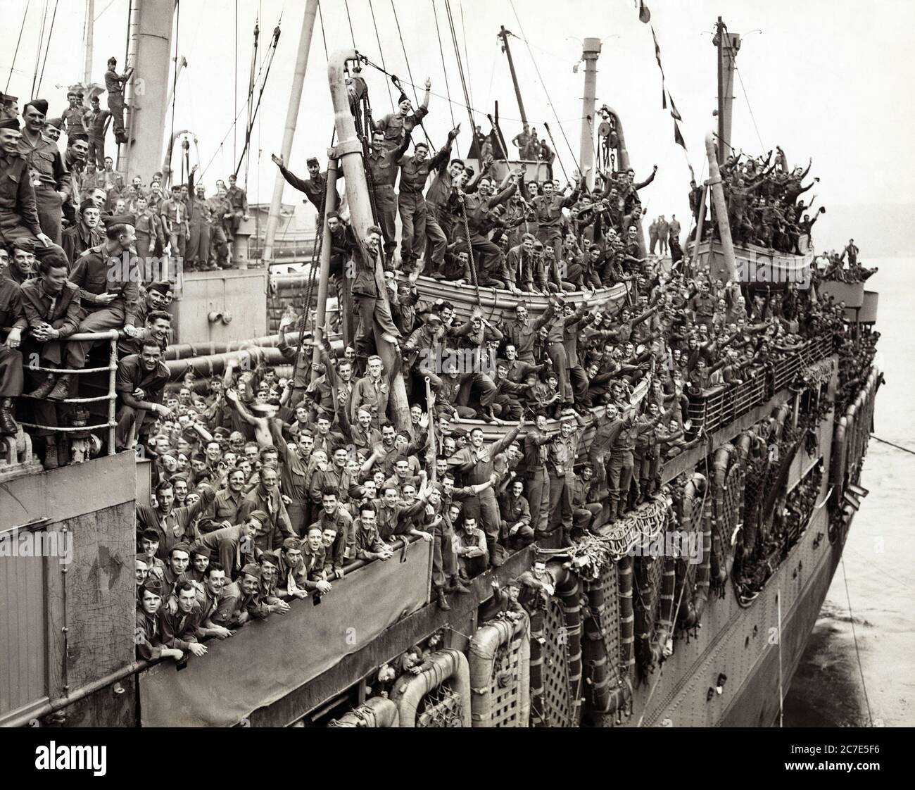American Soldiers from 20th Armored Division and units of 9th Army, celebrate on SS John  Ericsson as they return home, Pier 87, North (Hudson) River, New York City, New York, USA, photo by Al Ravenna, World Telegram & Sun, August 6, 1945 Stock Photo