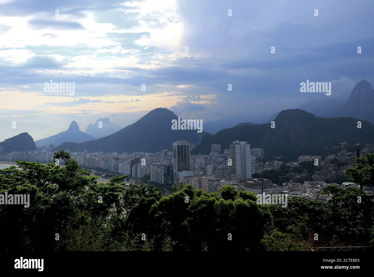 Rio de janeiro cityscape mountains hi-res stock photography and images ...