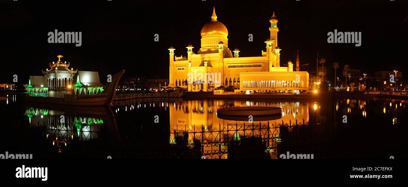 Omar Ali Saifuddien Mosque at night in Bandar Seri Begawan, Brunei. Stock Photo