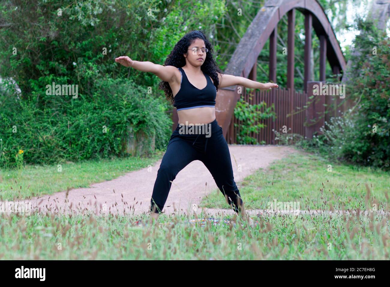Mujer en yoga hi-res stock photography and images - Alamy