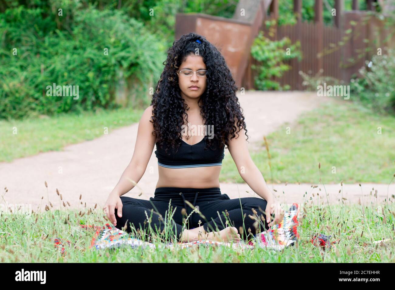 joven mujer haciendo yoga en el parque Stock Photo - Alamy