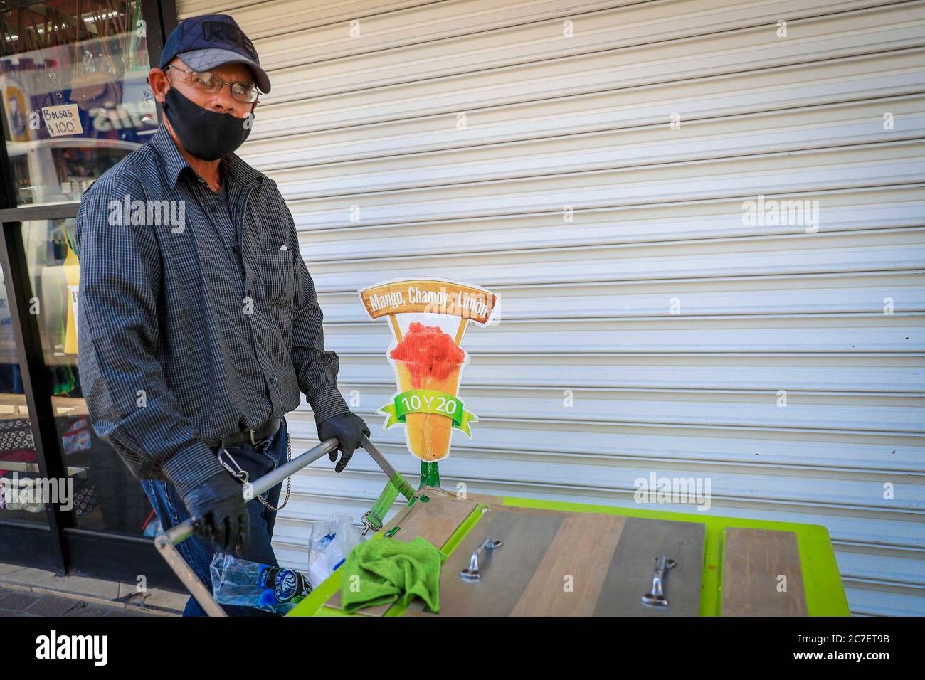 HERMOSILLO, MEXICO - JULY 16 :A street vendor of sweets resumed commercial activity in the center where the total reopening of shops is carried out while the red alert continues in the city for the covid-19 pandemic on July 16, 2020 in Hermosillo, Mexico. (Photo by Luis Gutierrez/ Norte Photo/)   .. Vendedor de Dulces, ambulante , paletero , calor Stock Photo