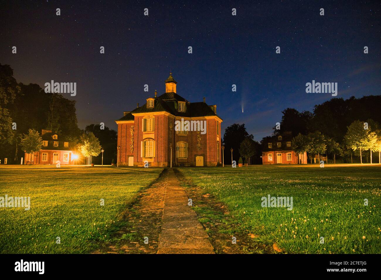 Neowise C/2020 F3 - Schloss Clemenswerth, Sögel im Emsland Stock Photo