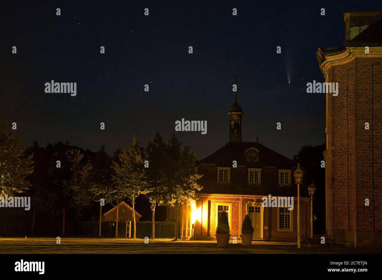 Neowise C/2020 F3 - Schloss Clemenswerth, Sögel im Emsland Stock Photo