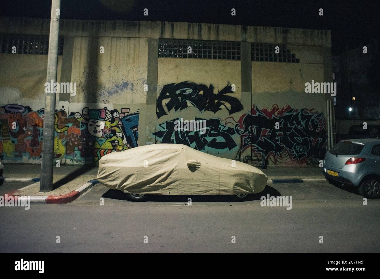 Car parked night light street hi-res stock photography and images - Alamy