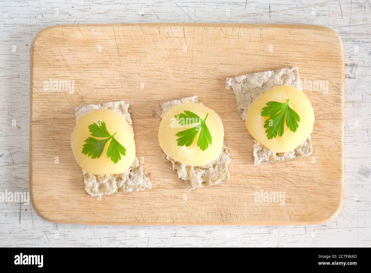 Low fat chesse on crispbread with parsely, dieting, healthy food concept. Flat Lay. Stock Photo