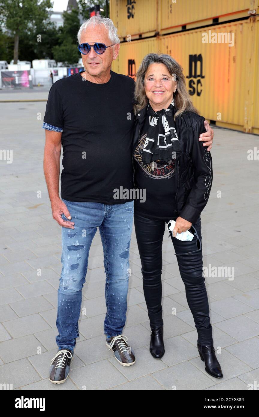 Hamburg, Deutschland. 16th July, 2020. Suzi Quatro with husband Rainer Haas  at the premiere of the documentary film Suzi Q in the drive-in cinema  Moving Times on the Heiligengeistfeld. Hamburg, July 16,