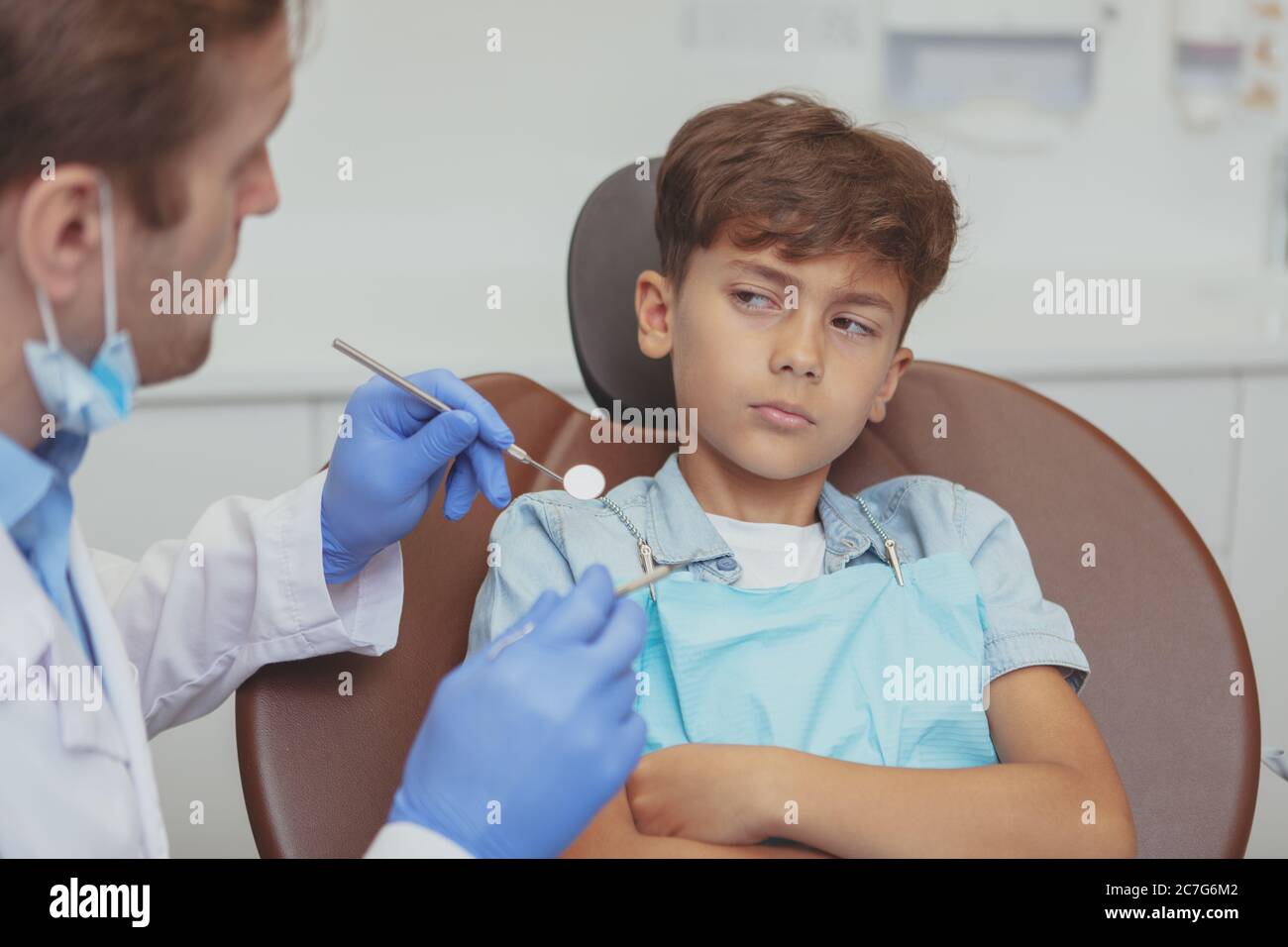 Стоматологическое обследование детей. Родители с детьми у стоматолога. Стоматологическое обследование детей. Ребенок у стоматолога. Детский зубной врач.
