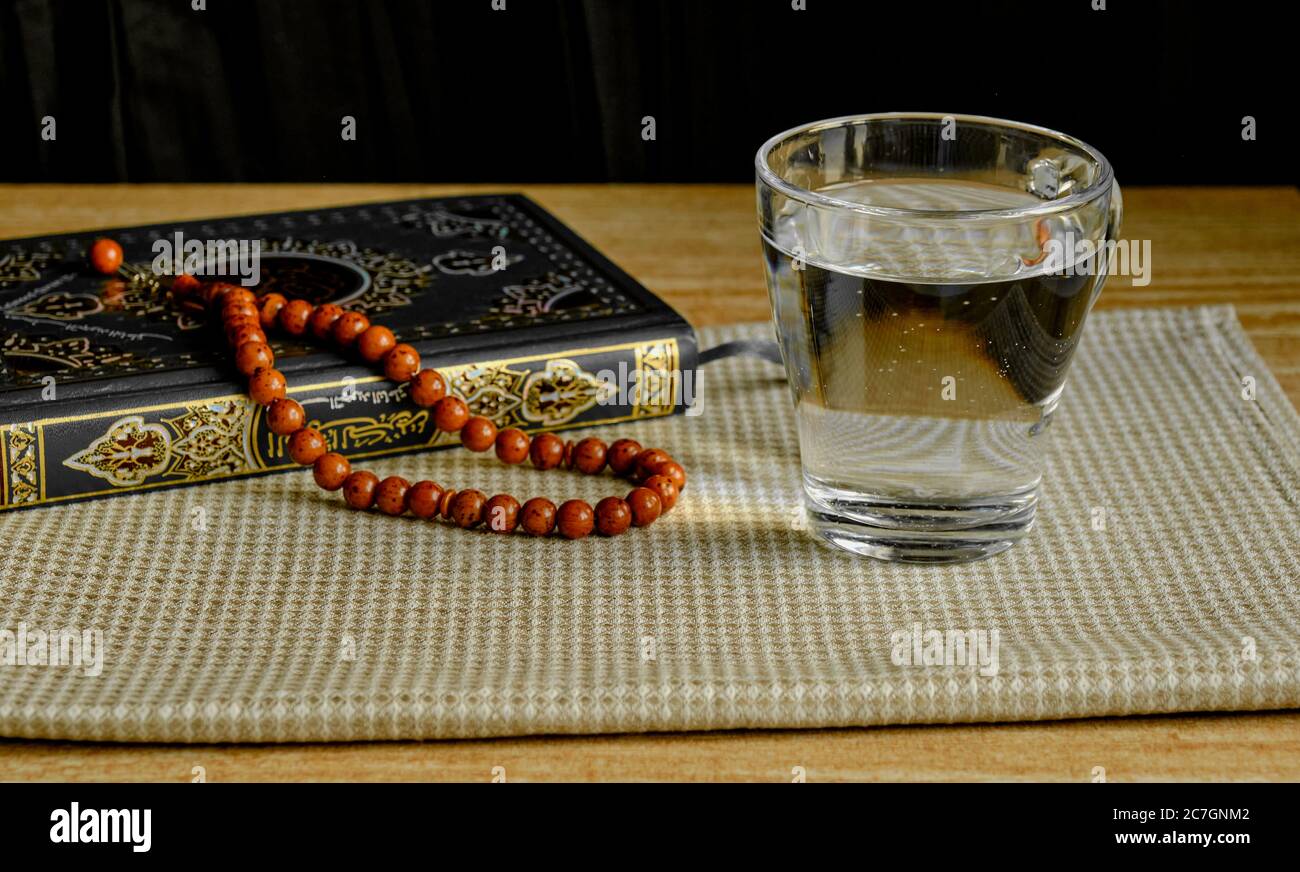 коран вода. коран вода. коран с ручкой в коженом переплёте. рамадан финики коран. эстетика ислама коран.